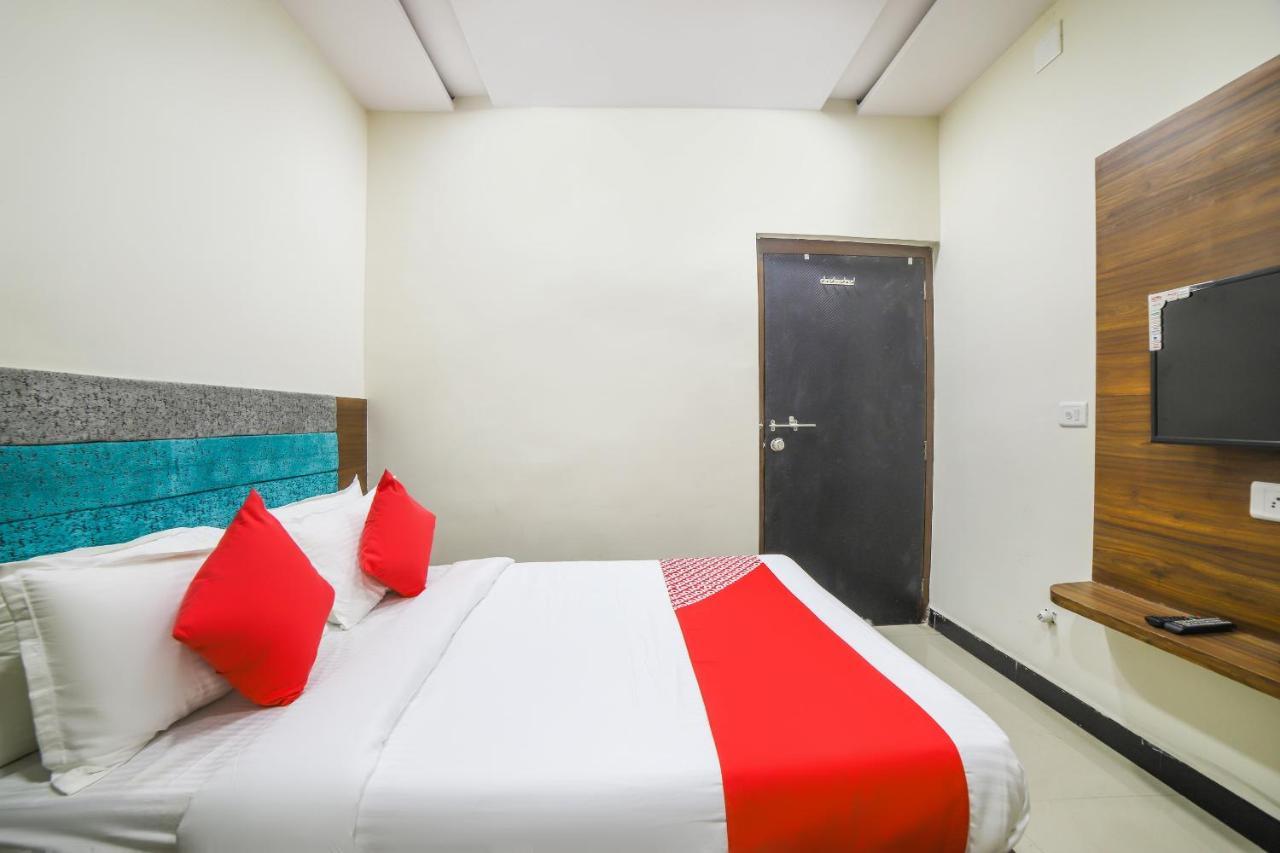 Oyo 67345 Hotel Anjani Inn Naroda Экстерьер фото