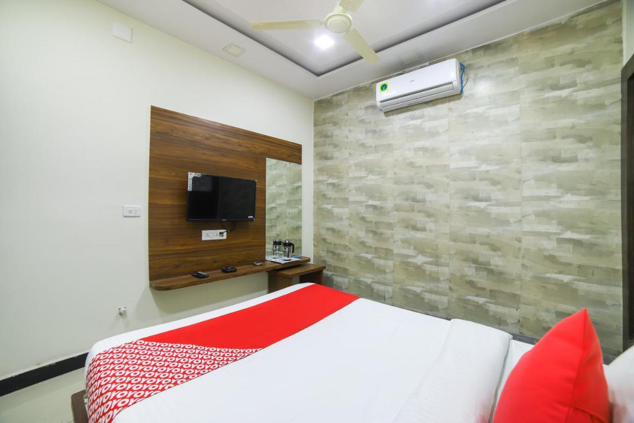 Oyo 67345 Hotel Anjani Inn Naroda Экстерьер фото